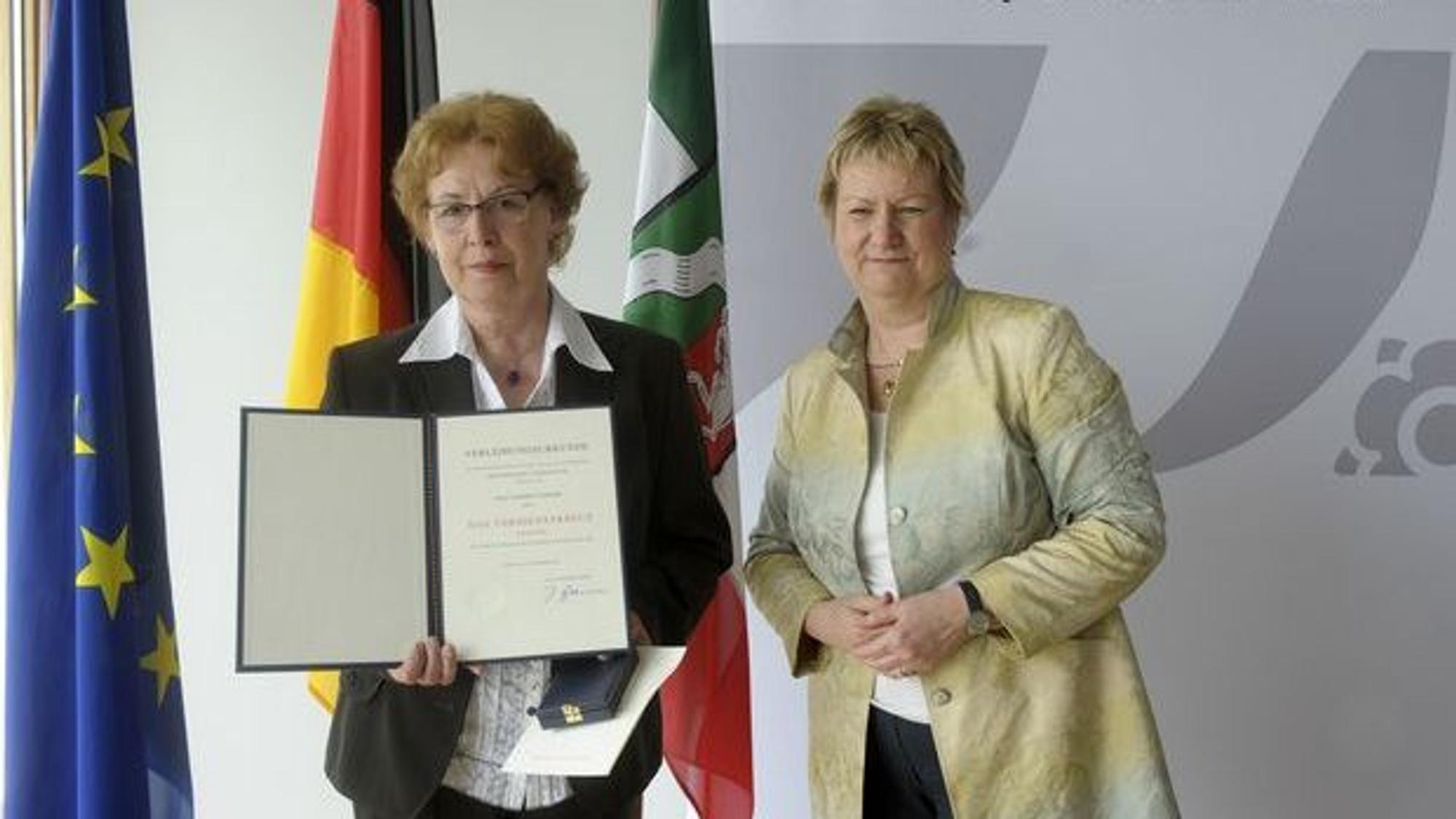 Hadmut Jaeger 2014 bei der Verleihung des Bundesverdienstkreuzes durch Sylvia Löhrmann