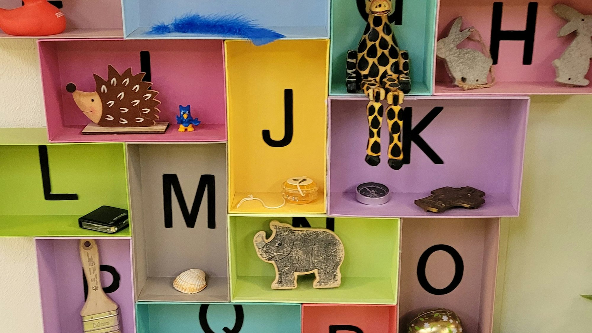 Das Foto zeigt eine Spielewand in einer Kita