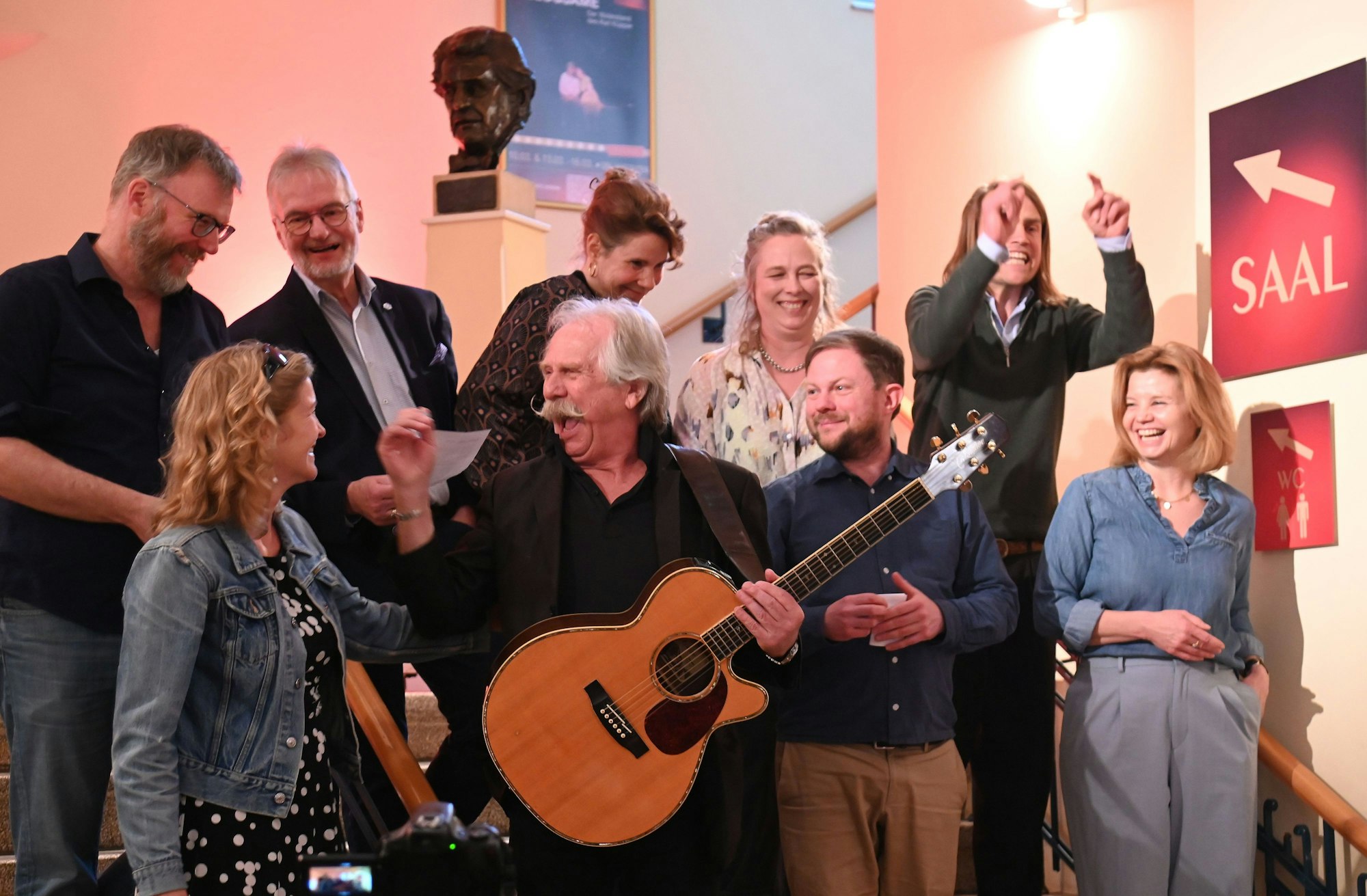 Ensemble von Millowitsch-Theaterstück und Verantwortliche