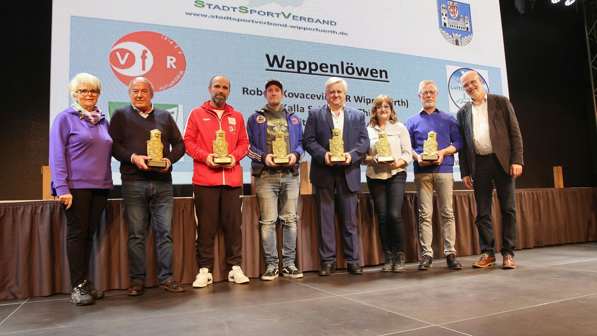 Eine Gruppe mit Auszeichnungen in den Händen.