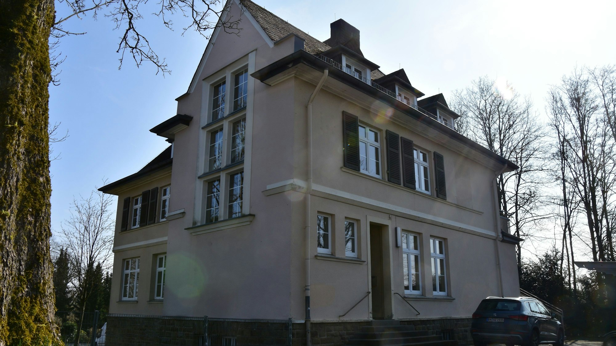 Etwa 100 Jahre alt: Die Villa an der Mucher Schulstraße.
