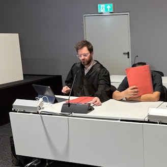 Der Angeklagte zwischen den Verteidigern Björn Huppertz und Tamara Pütz in Saal B des Kölner Landgerichts