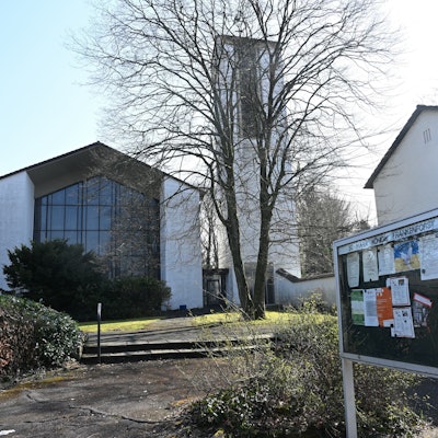 Zu sehen ist das Kirchengebäude mit dem rechts daneben stehenden Turm.