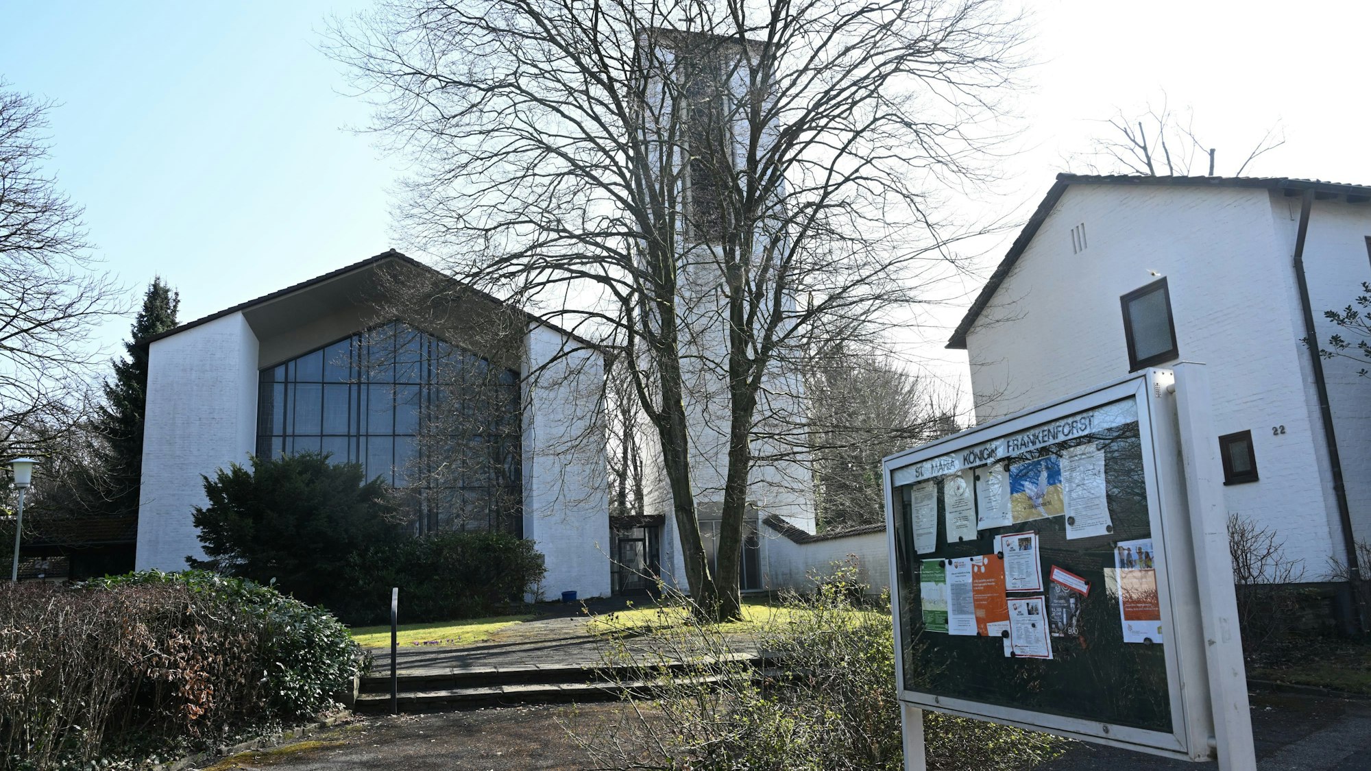Zu sehen ist das Kirchengebäude mit dem rechts daneben stehenden Turm.
