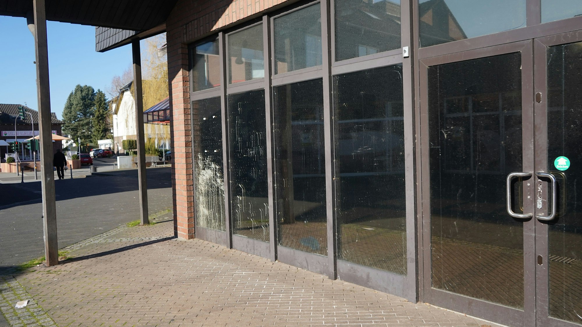 Das Foto zeigt leerstehende Geschäfte mit schmutzigen Fenstern in der Hahnenpassage.