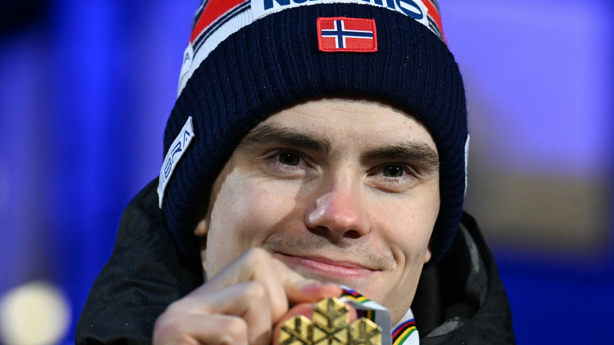 Gold bei der WM: Skisprung-Weltmeister Marius Lindvik will von den betrügerischen Methoden seiner Norweger bei der WM in Trondheim derweil nichts gewusst haben.