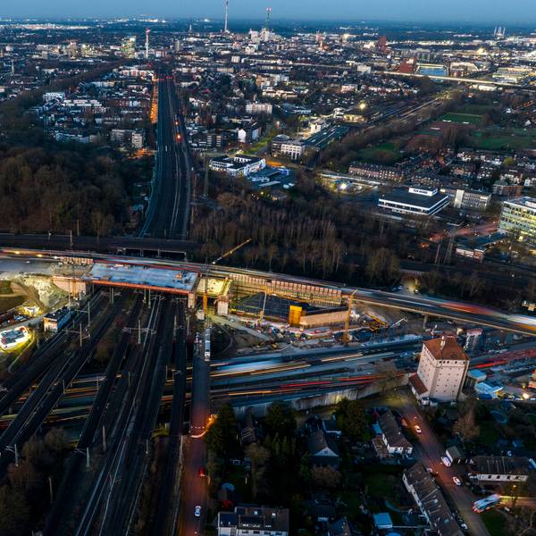 Bauarbeiten sind am Autobahnkreuz Duisburg-Kaiserberg zu sehen.