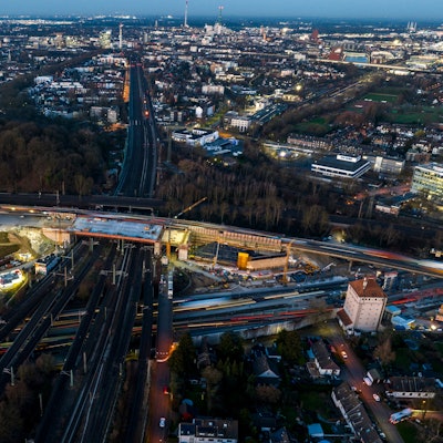Bauarbeiten sind am Autobahnkreuz Duisburg-Kaiserberg zu sehen.