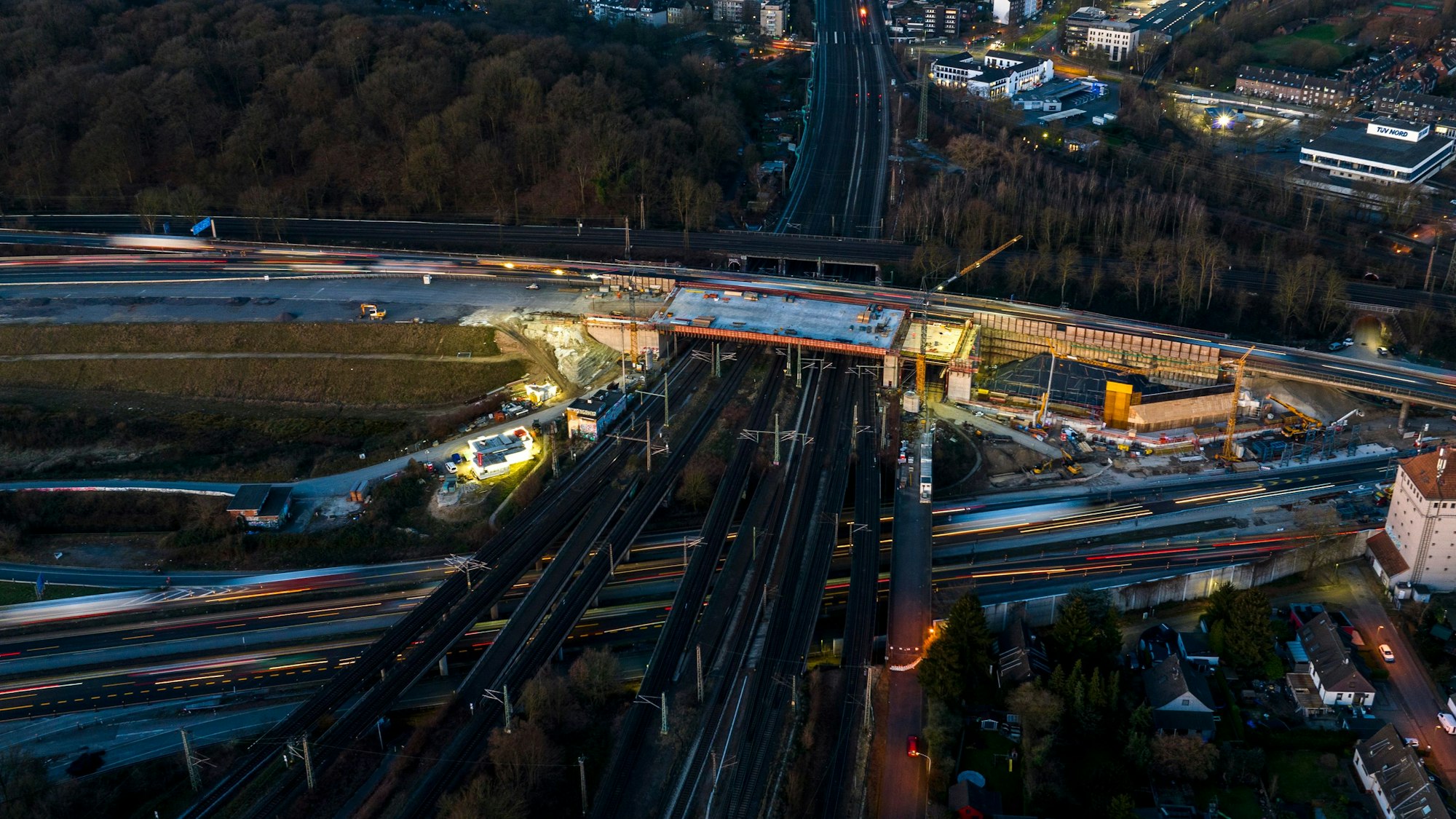 Bauarbeiten sind am Autobahnkreuz Duisburg-Kaiserberg zu sehen.