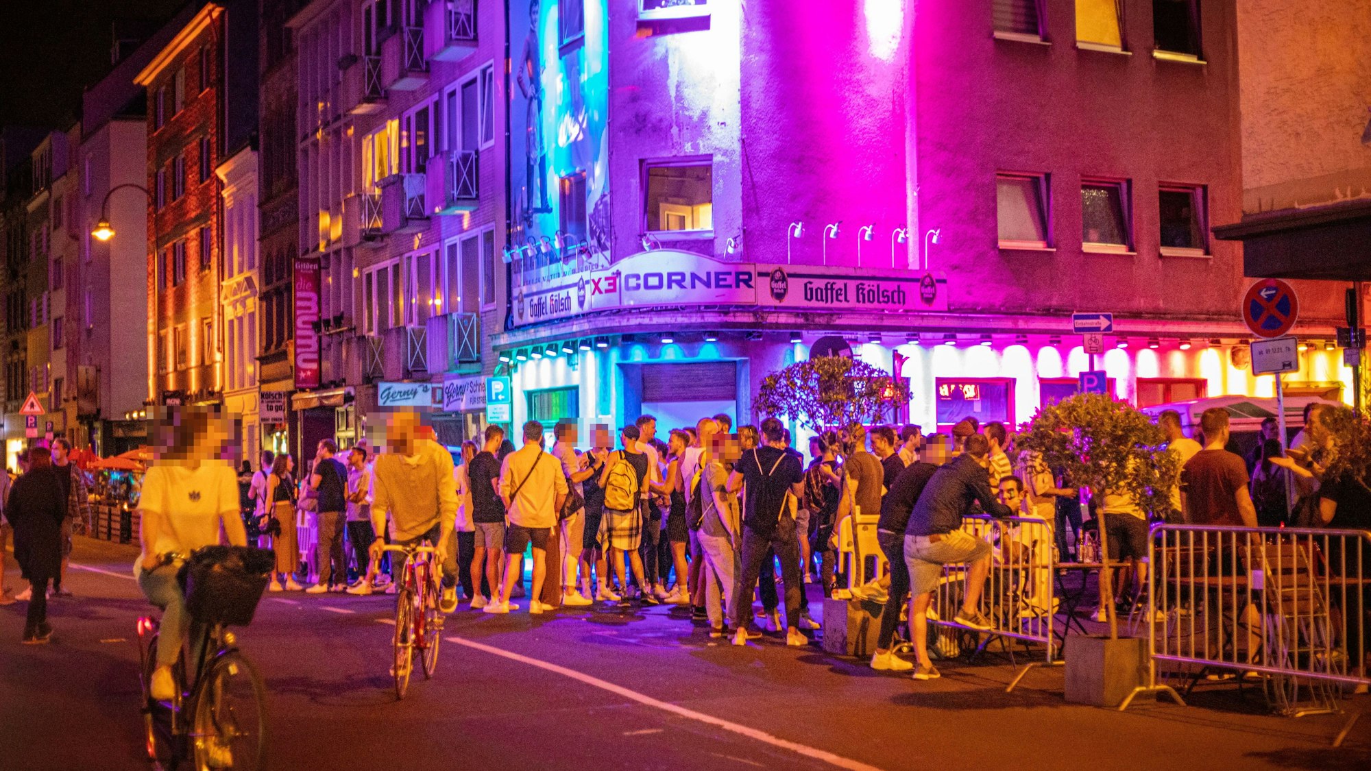 Seit vielen Jahren gilt die Schaafenstraße (hier ein Archivbild von 2021) mit ihren Clubs und Bars als Hotspot der queeren Szene in Köln.