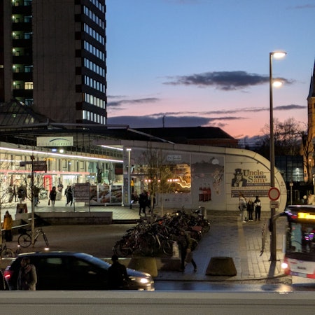 Der Rialto-Boulevard in Wiesdorf in der Abenddämmerung