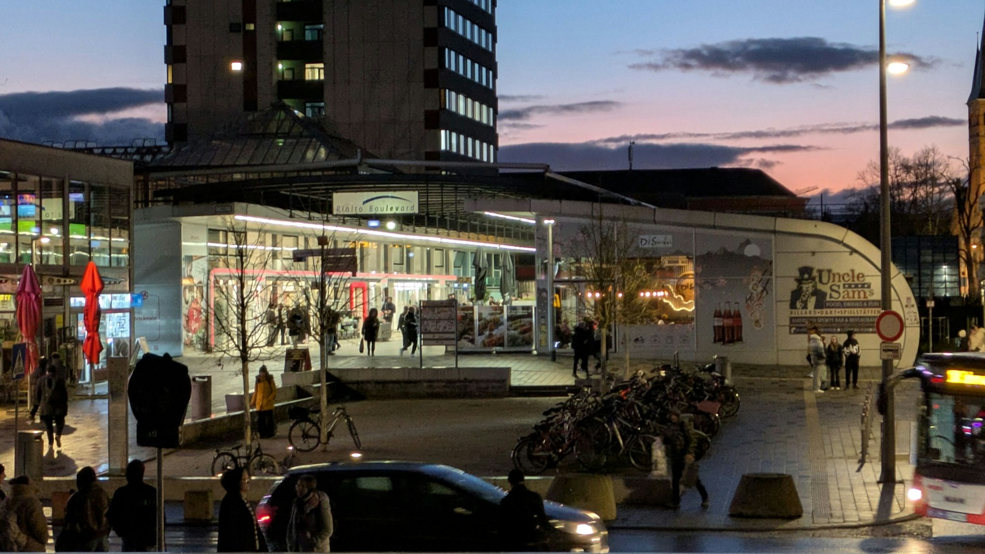 Der Rialto-Boulevard in Wiesdorf in der Abenddämmerung