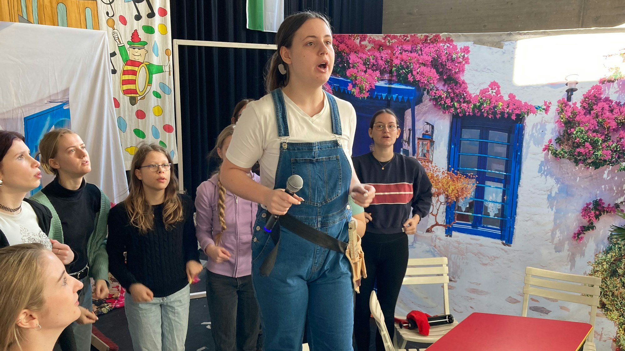 Das Foto zeigt singende Kinder und Jugendliche.