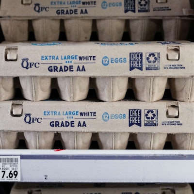 Eier werden in einem QFC in Seattle zum Verkauf angeboten. In den USA sind die Eier knapp. Grund ist der jüngste Ausbruch der Vogelgrippe. Der Eiermangel führt zu höheren Preisen.