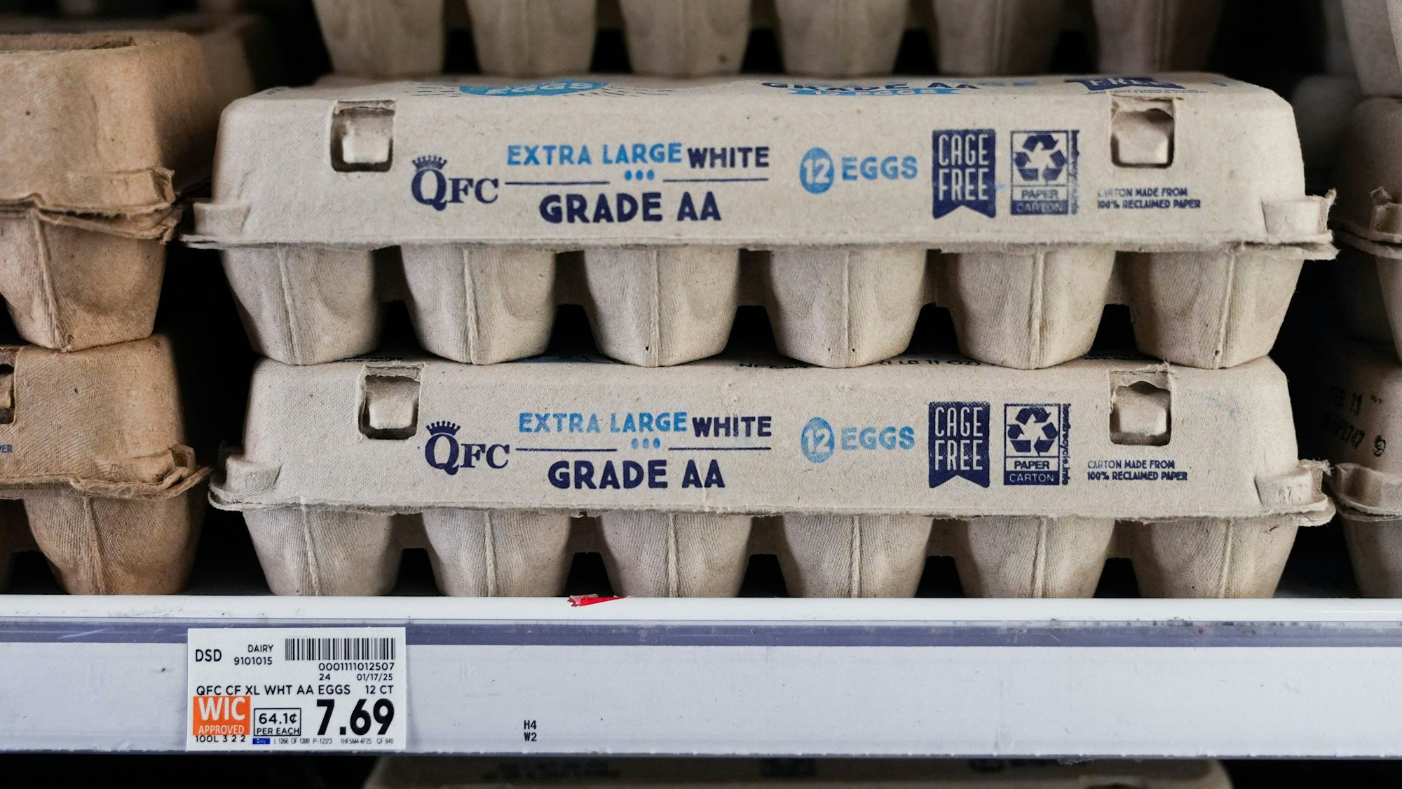 Eier werden in einem QFC in Seattle zum Verkauf angeboten. In den USA sind die Eier knapp. Grund ist der jüngste Ausbruch der Vogelgrippe. Der Eiermangel führt zu höheren Preisen.