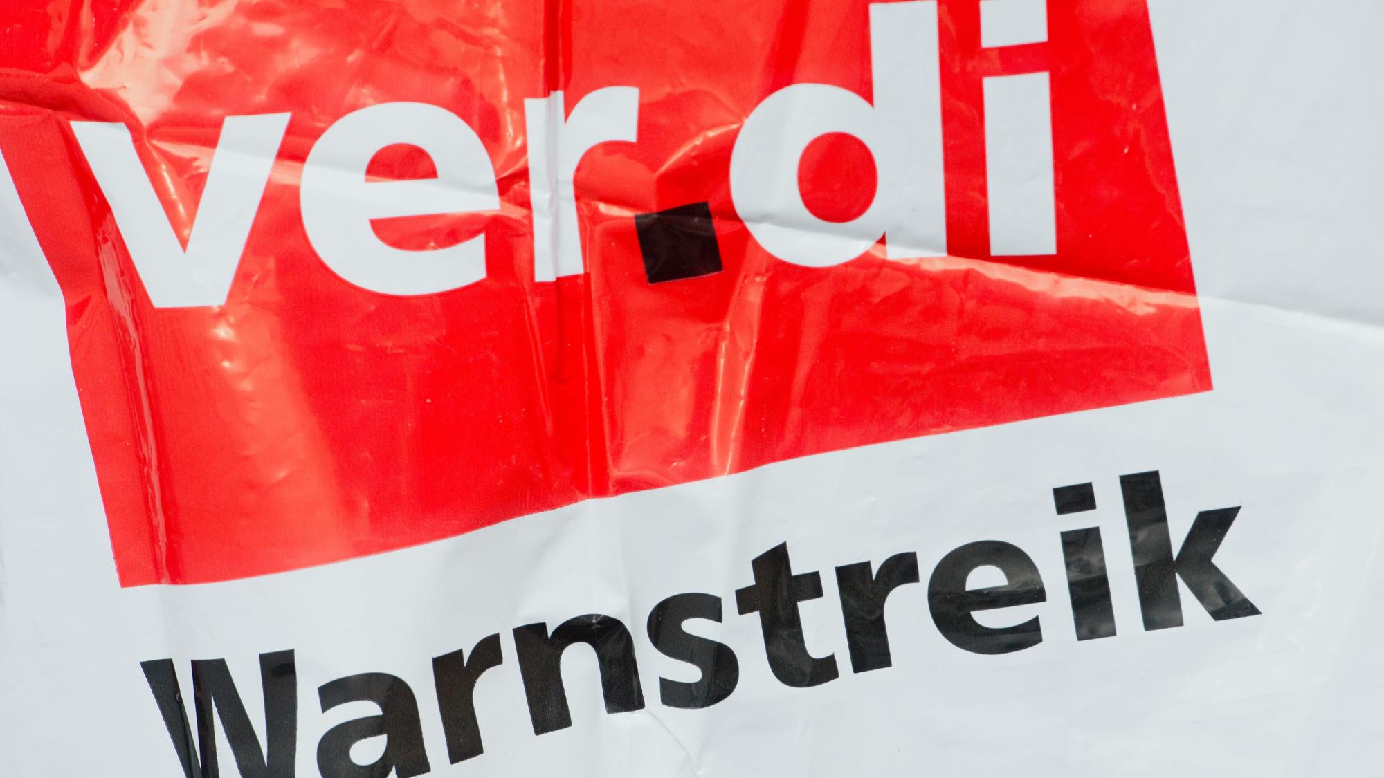 Das Foto zeigt den Schriftzug „Verdi Warnstreik“ auf einer Plane.