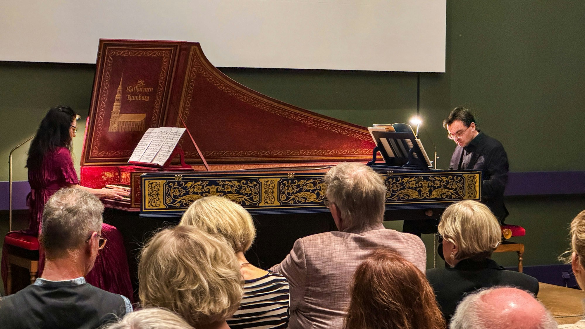 Zwei Cembalo-Spieler musizieren vor Publikum.