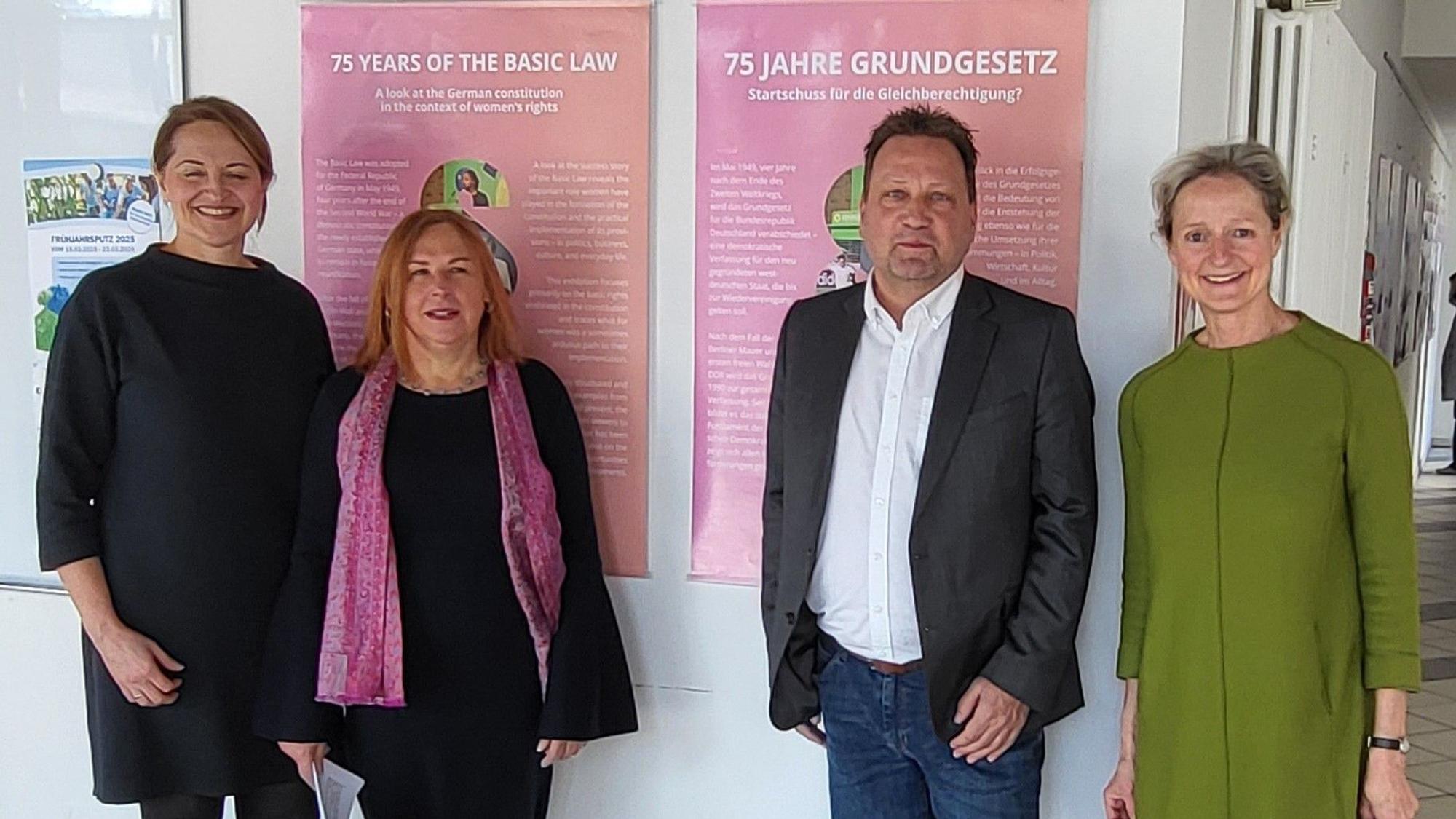 Eröffneten die Ausstellung im Rathaus (v.l.): Alma Hannig, Corinna Asendorf, Lutz Wagner und Frauke Fischer.
