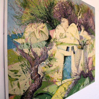 Drei großformatige Bilder hängen nebeneinander.