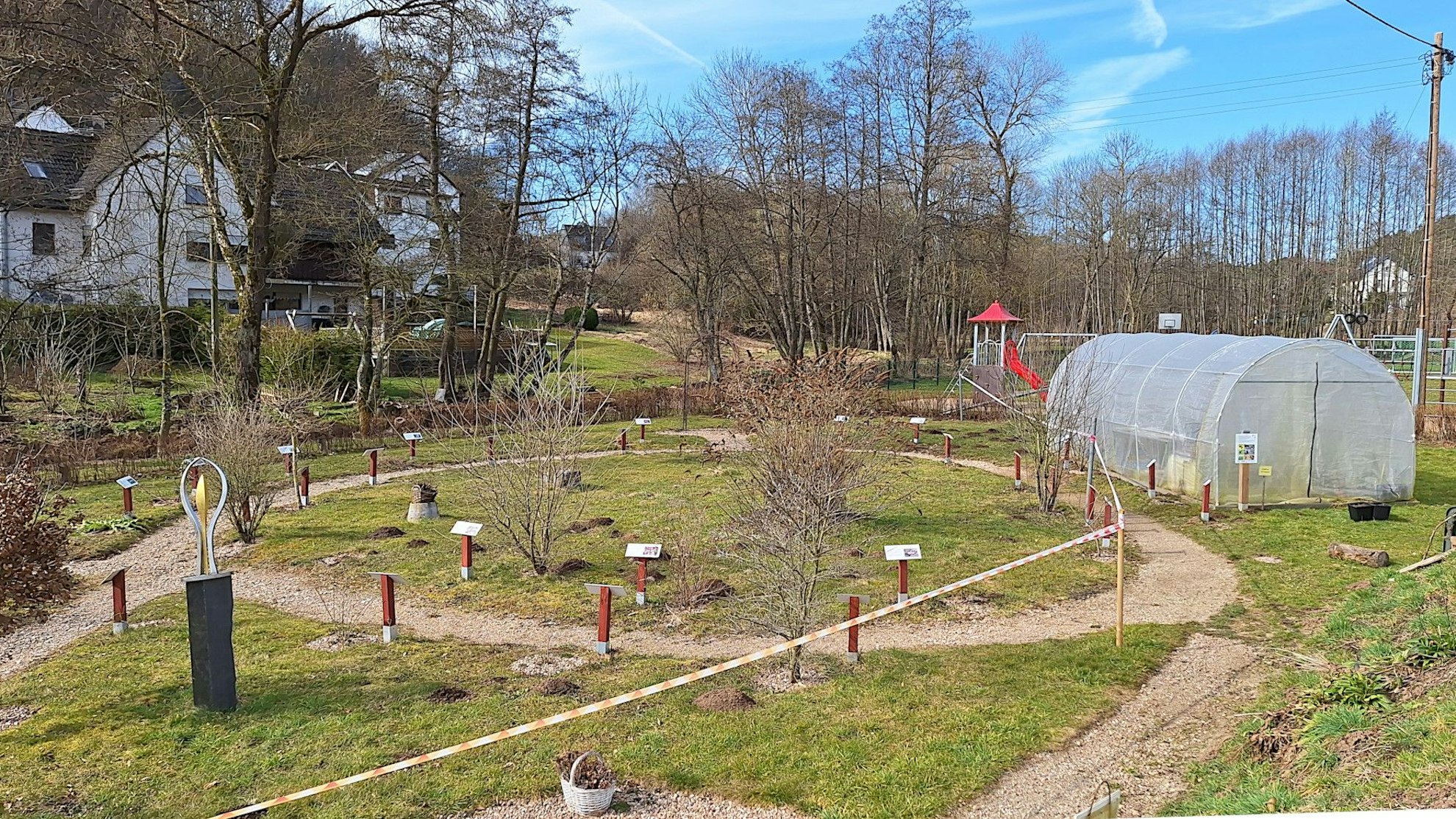 Im Außengelände des Eifalia Schmetterlingsgartens ist rechts ein Treibhaus zu sehen, in dem das Projekt zur Wiederansiedlung des Goldenen Scheckenfalters angelaufen ist.