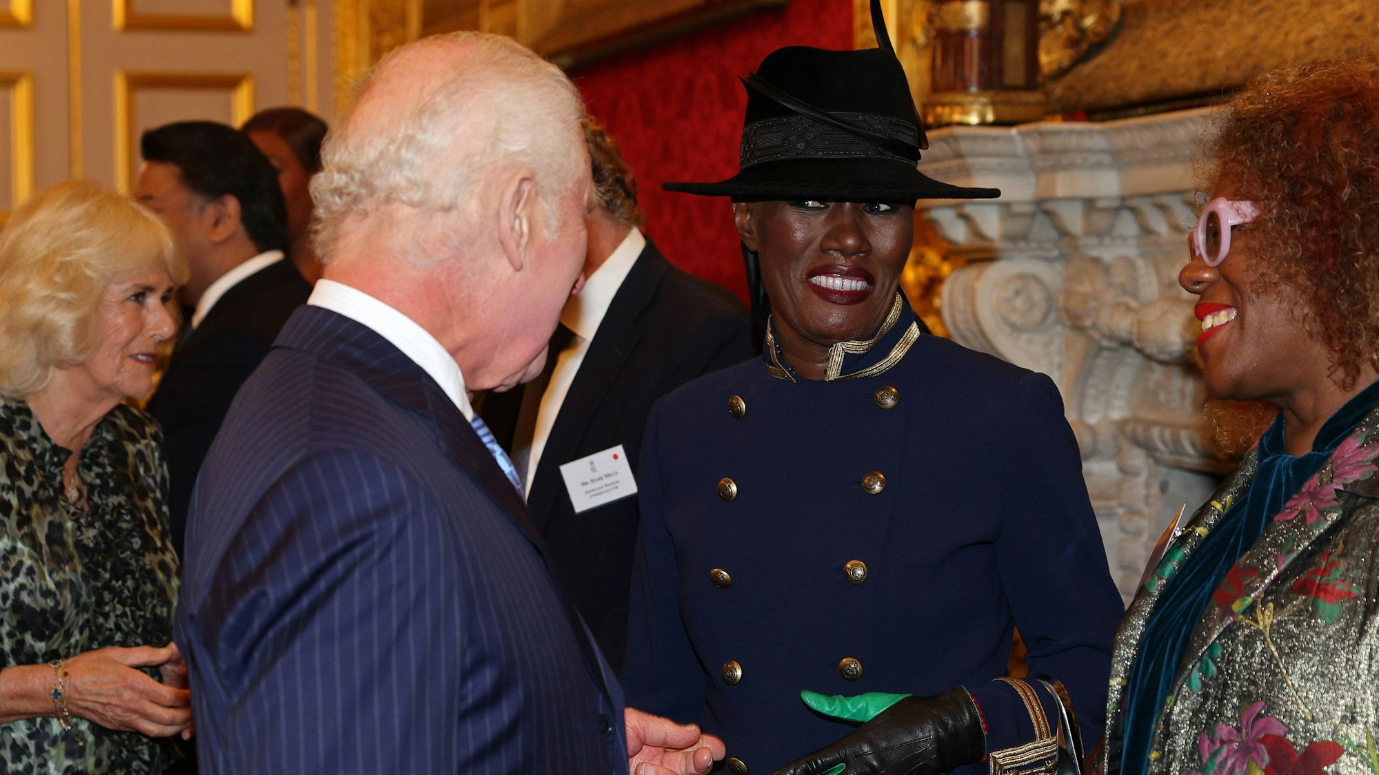 König Charles III. spricht mit Grace Jones während eines Empfangs zu Ehren der Commonwealth-Diaspora des Vereinigten Königreichs vor dem Treffen der Regierungschefs des Commonwealth in Samoa im St. James Palace.