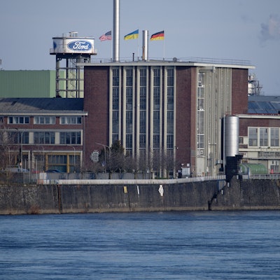 Die Flaggen der USA (l-r), der Ukraine und der Bundesrepublik Deutschland wehen über dem Dach eines Gebäudes der Fordwerke in Köln. (Archivbild)
