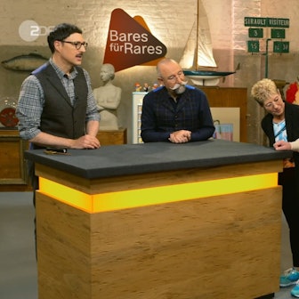 Erwin und Bettina Klaeser (v.r.) mit Horst Lichter und Experte Colmar Schulte-Goltz bei „Bares für Rares“.