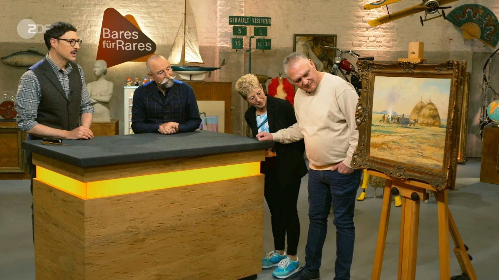 Erwin und Bettina Klaeser (v.r.) mit Horst Lichter und Experte Colmar Schulte-Goltz bei „Bares für Rares“.