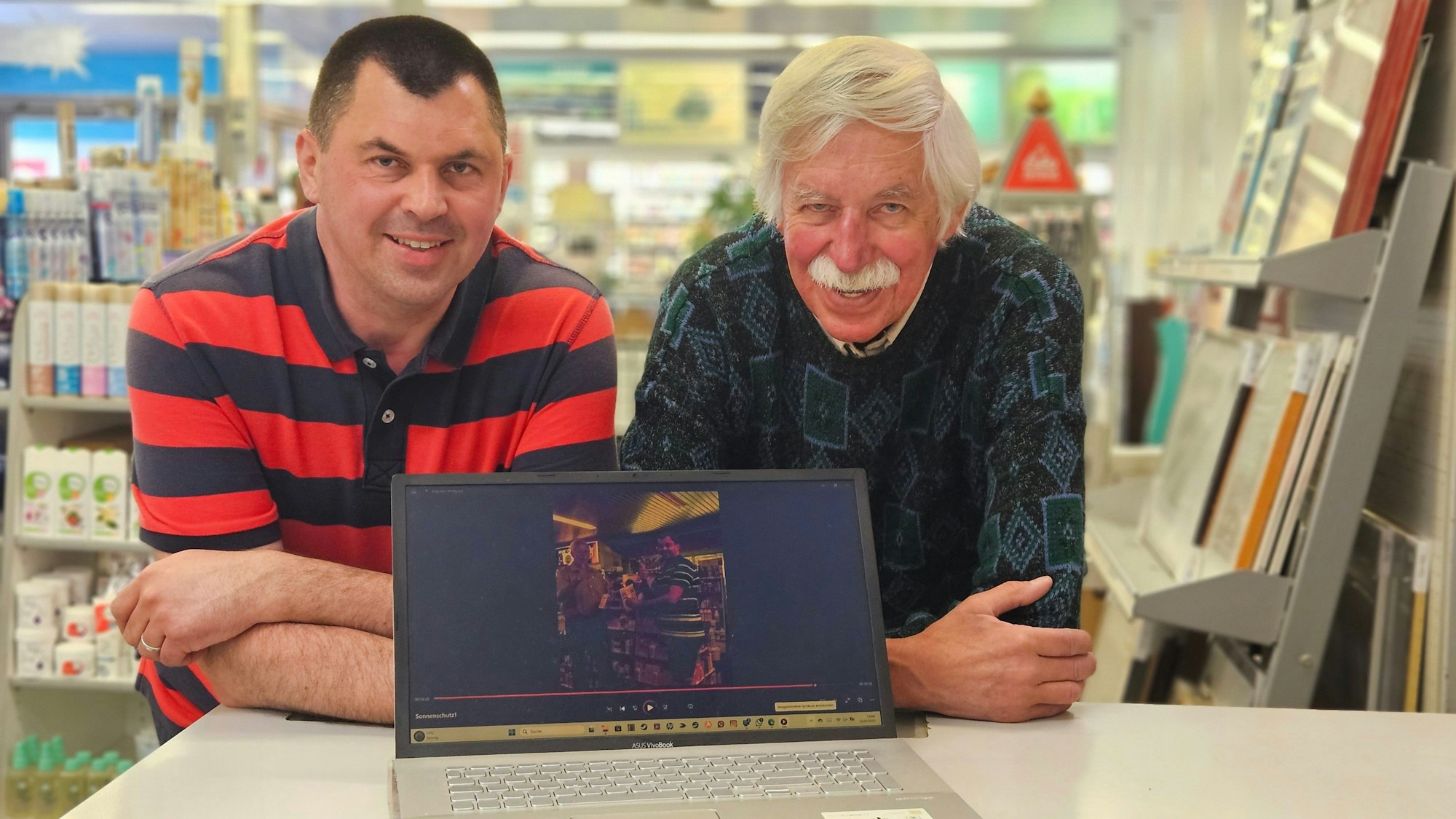 Zu sehen sind Frank und Dieter Gummersbach in ihrer Drogerie in Bedburg.