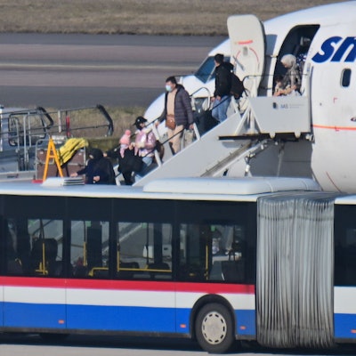 ARCHIV - 05.03.2025, Brandenburg, Schönefeld: Passagiere steigen aus einem Flugzeug, in dem Menschen aus Afghanistan sitzen, die eine Aufnahmezusage haben, am Flughafen Berlin Brandenburg aus.