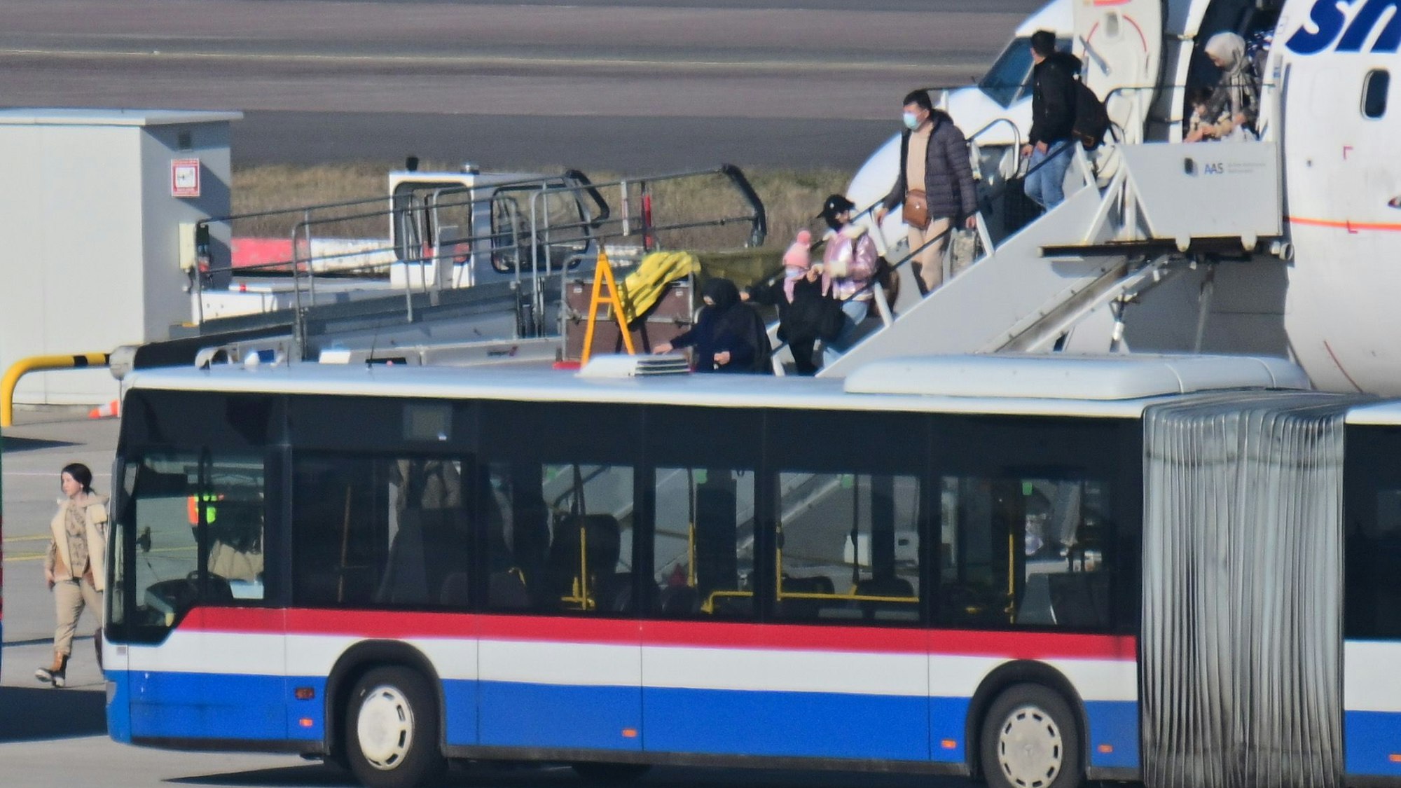 ARCHIV - 05.03.2025, Brandenburg, Schönefeld: Passagiere steigen aus einem Flugzeug, in dem Menschen aus Afghanistan sitzen, die eine Aufnahmezusage haben, am Flughafen Berlin Brandenburg aus.