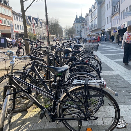 Zu sehen sind in der Fußgängerzone abgestellte Fahrräder.