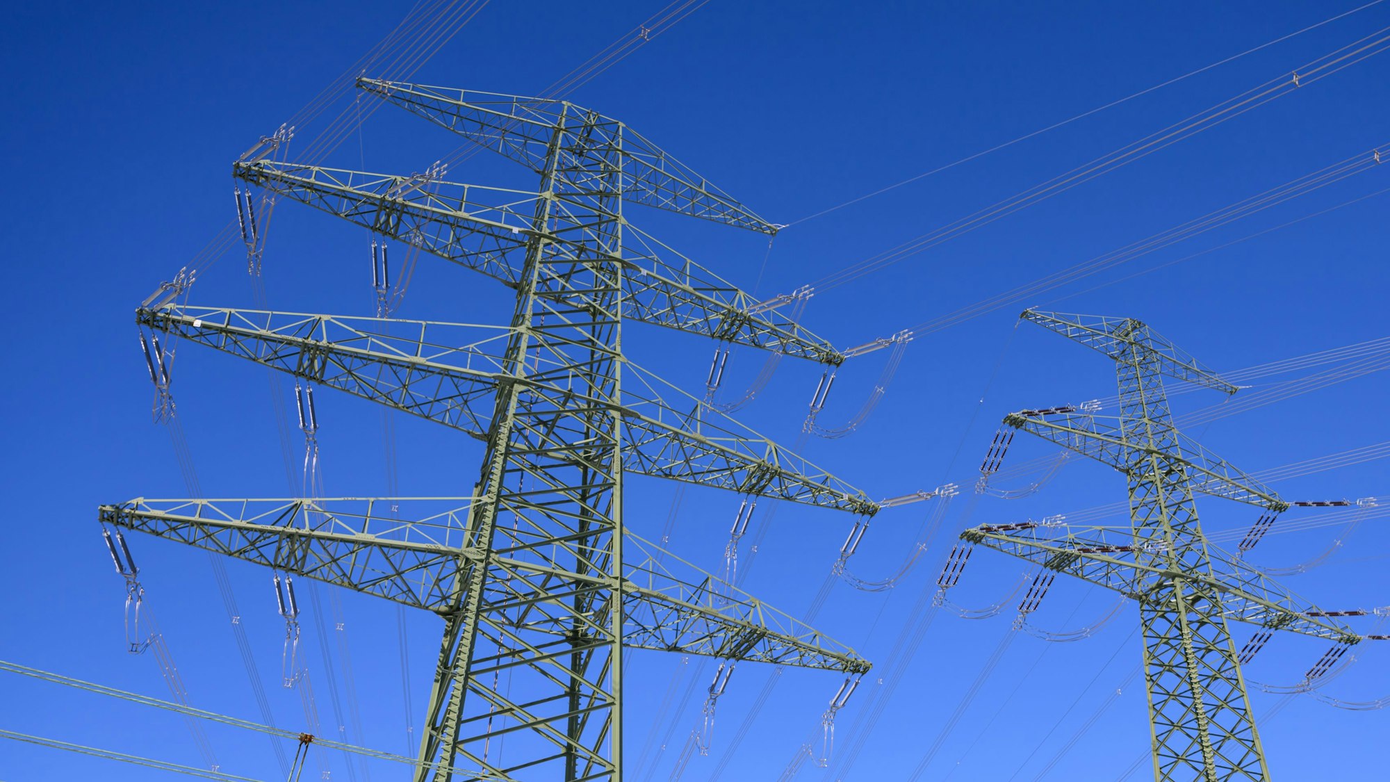 Ein Hochspannungsmast.