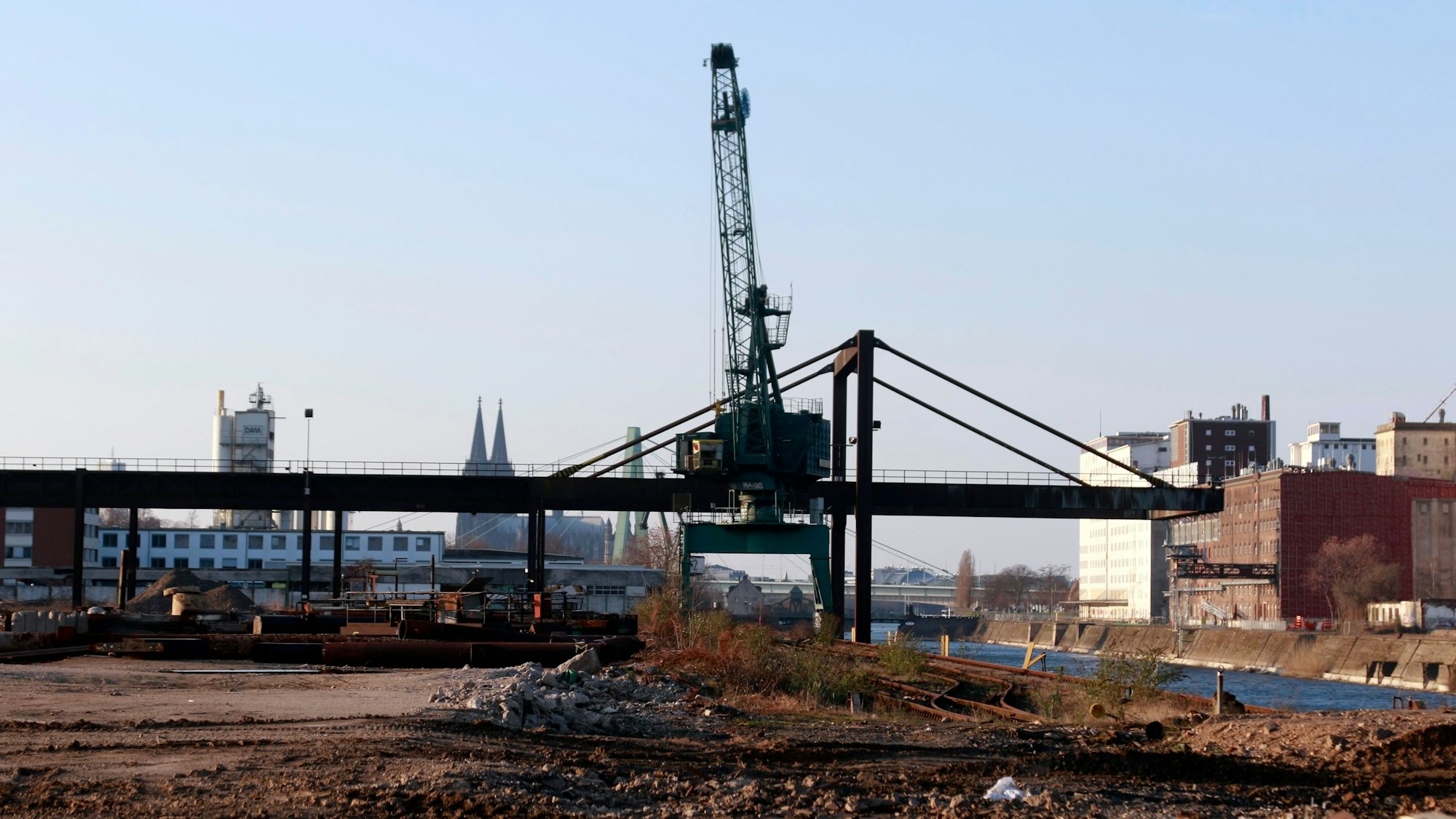 Auf dem ehemaligen Gelände des Schrotthändlers steht ein Kran.