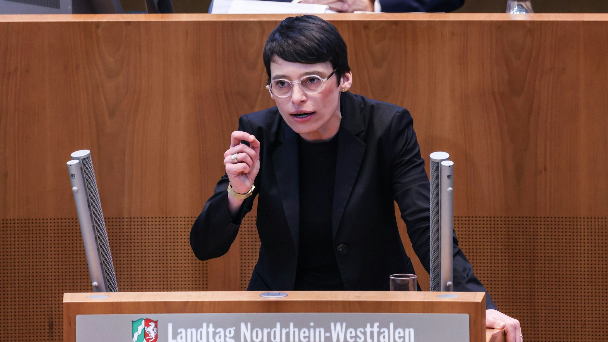 Josefine Paul (Grüne), Ministerin für Kinder, Jugend, Familie, Gleichstellung, Flucht und Integration, spricht während einer aktuellen Stunde im Landtag.