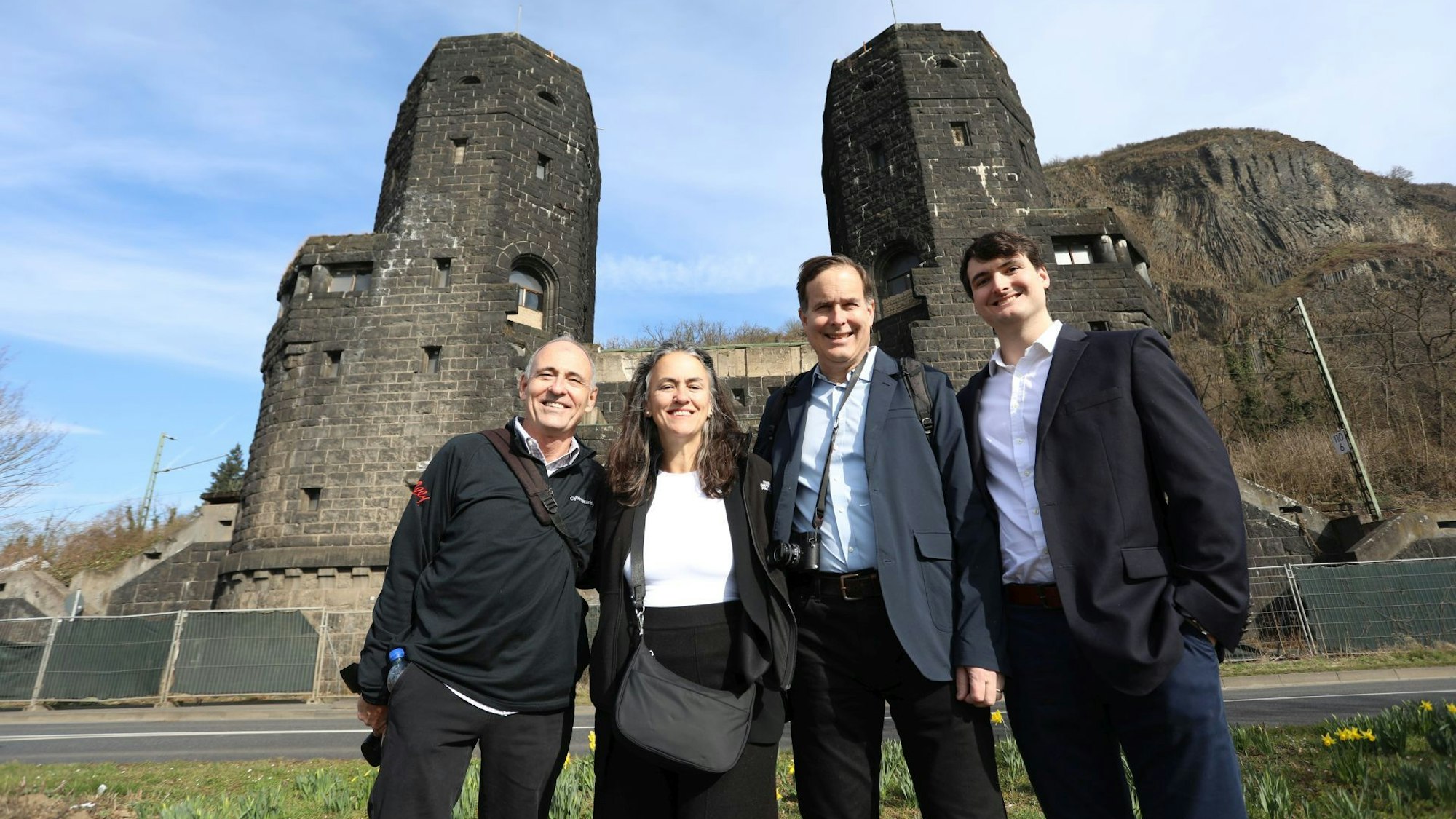Die Familie Lehman aus den USA am Rhein auf Spurensuche (von links): Robert, Kim, Dave und Alex beim Besuch der Brückentürme in Erpel.