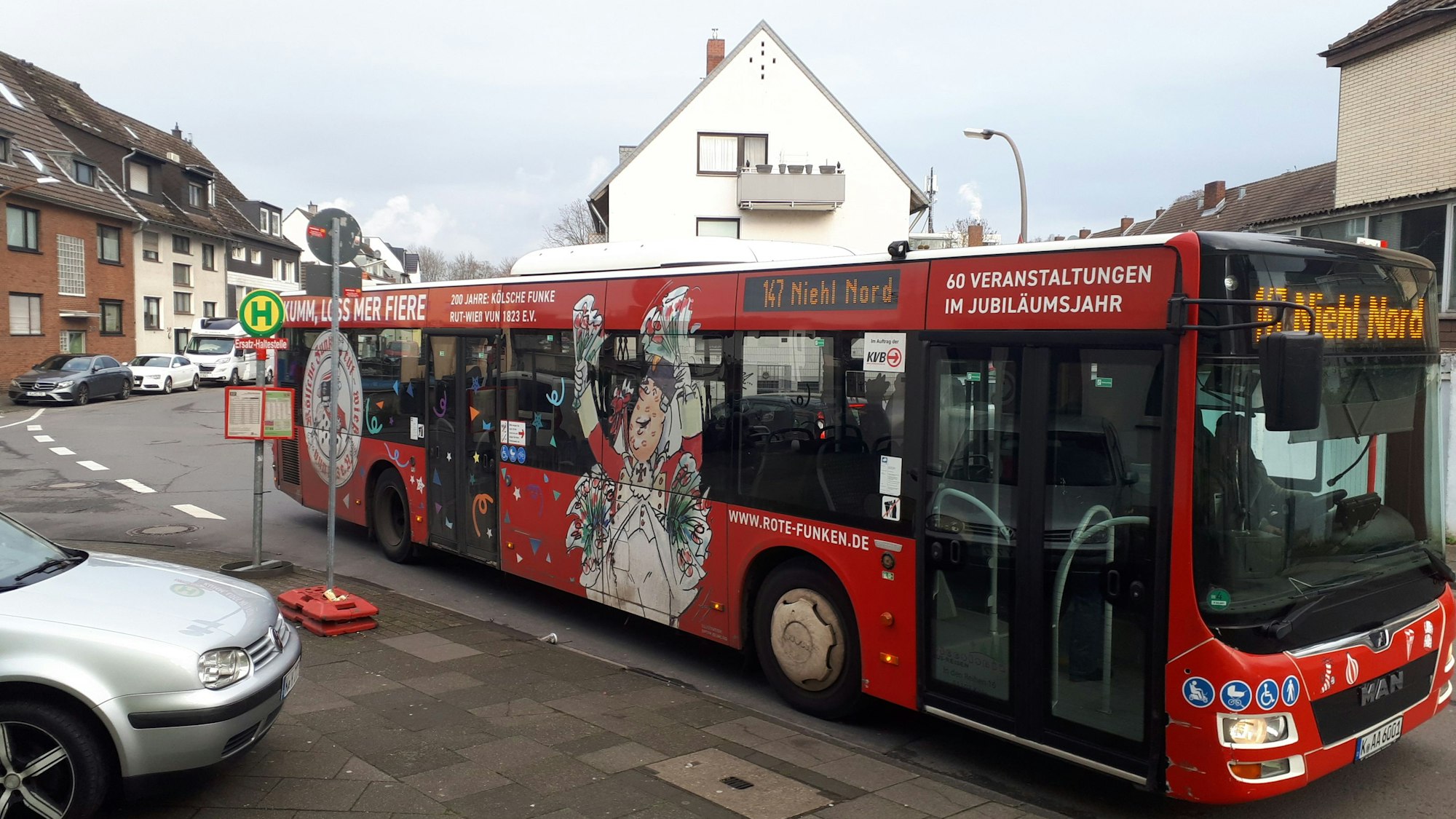 Ein roter Linienbus hält an einer Ersatzhaltestelle