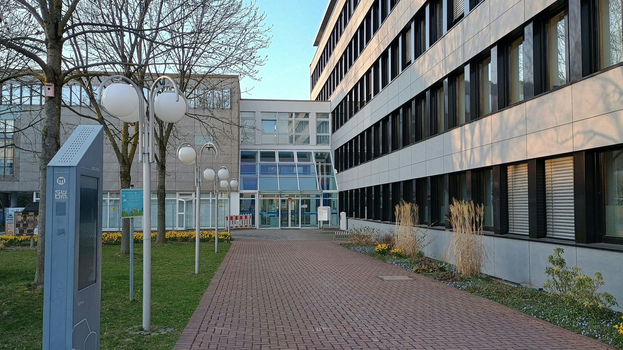 Auf dem Bild ist der Eingang zum Rathaus zu sehen.
