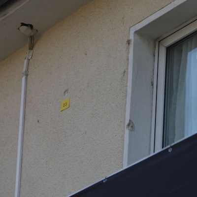 Mindestens zehnmal feuerte ein Unbekannter hier mit einer Waffe auf die Fassade eines Einfamilienhauses.