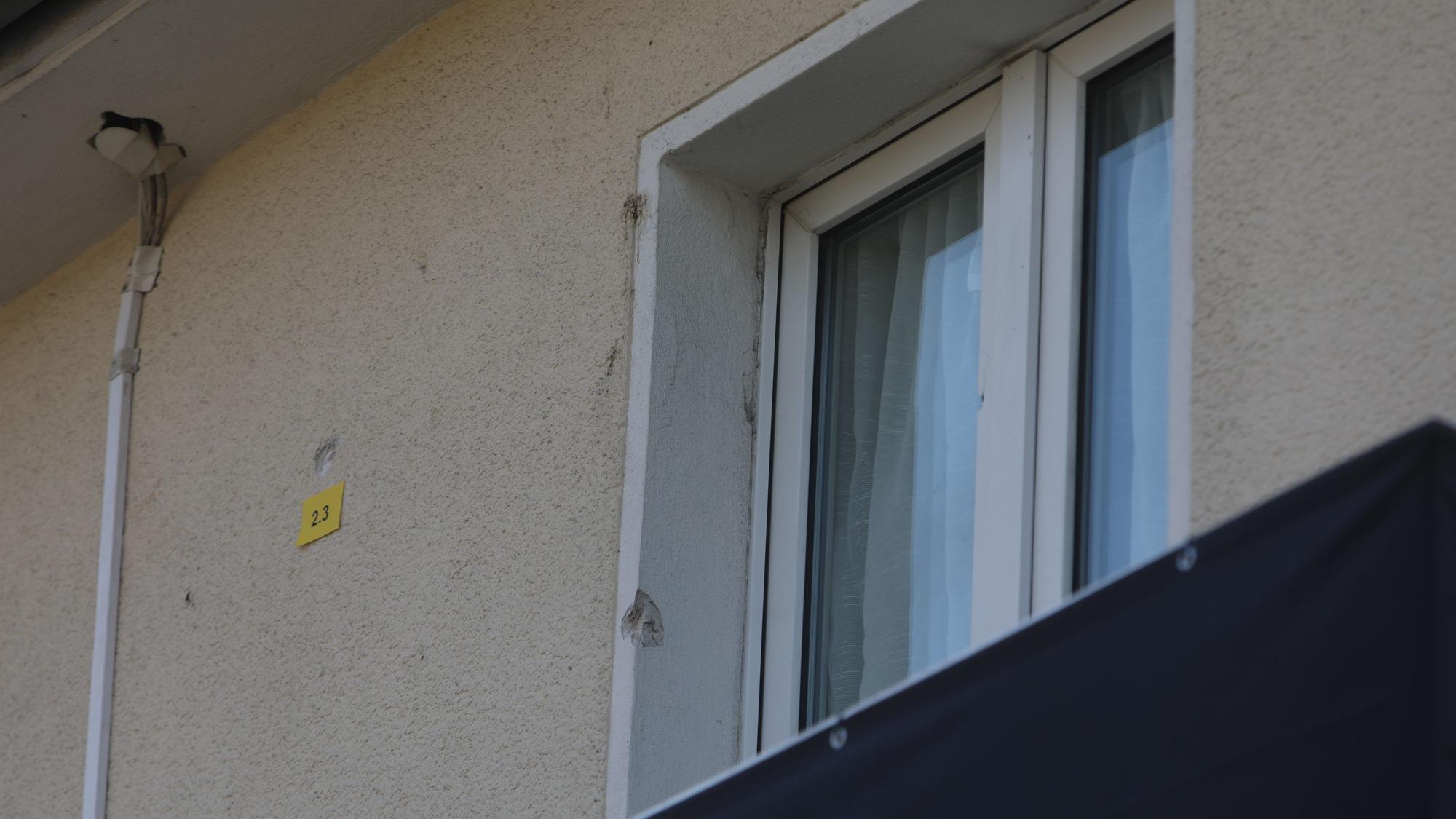 Mindestens zehnmal feuerte ein Unbekannter hier mit einer Waffe auf die Fassade eines Einfamilienhauses.