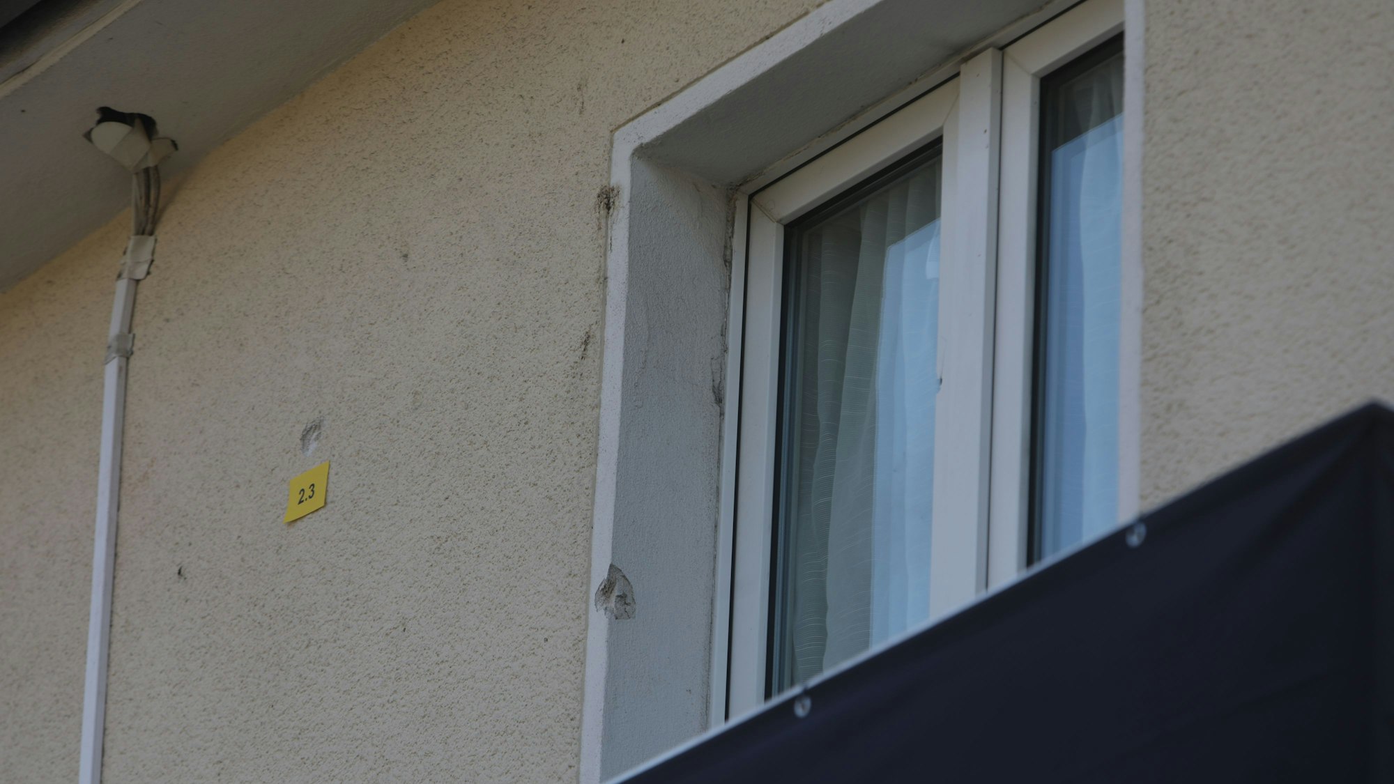 Mindestens zehnmal feuerte ein Unbekannter hier mit einer Waffe auf die Fassade eines Einfamilienhauses.