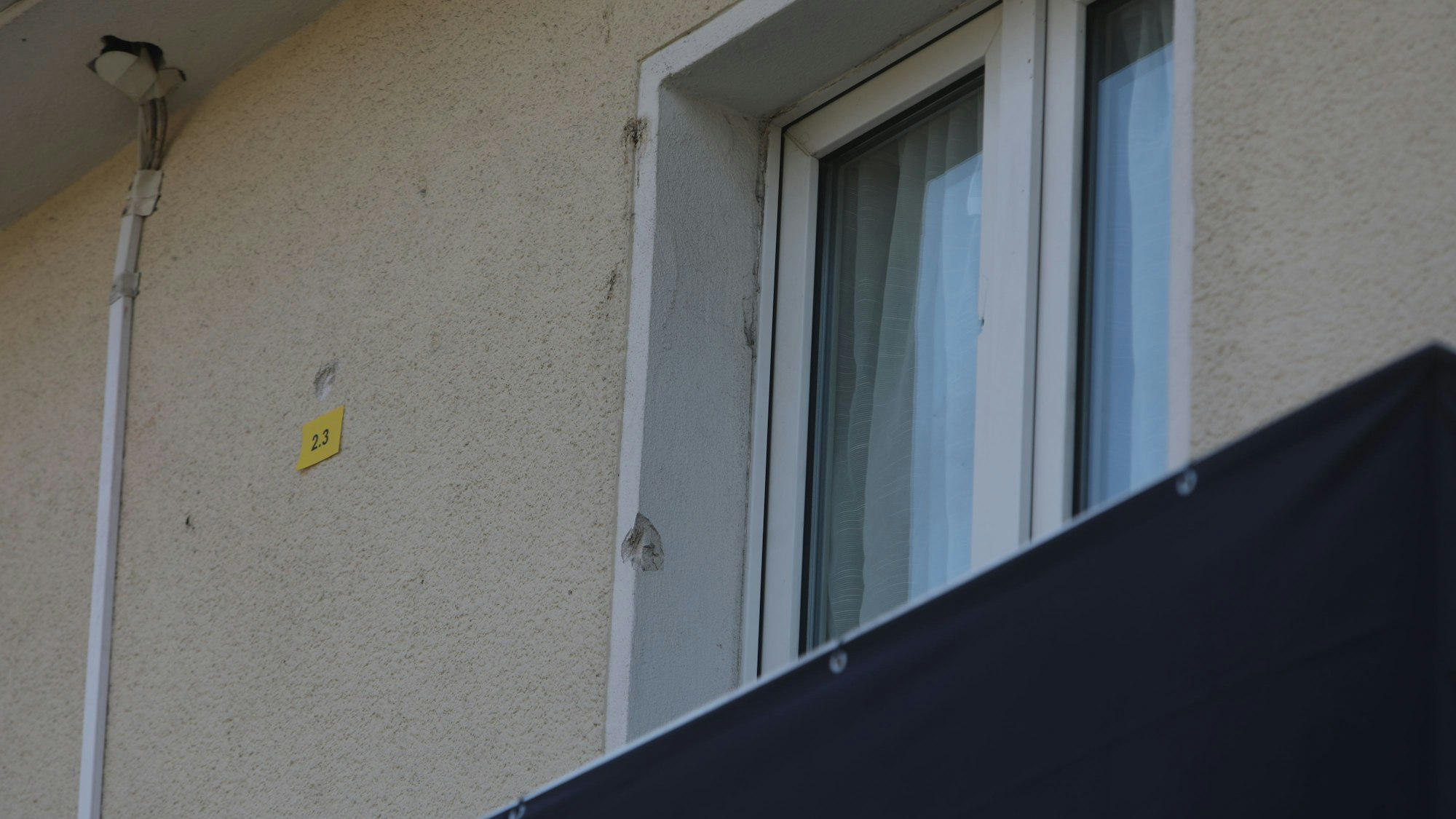 Nach Schüssen auf ein Mehrfamilienhaus in Köln-Höhenhaus im März 2025 hat die Polizei am Donnerstag einen Haftbefehl gegen einen 30-jährigen Mann vollstreckt.