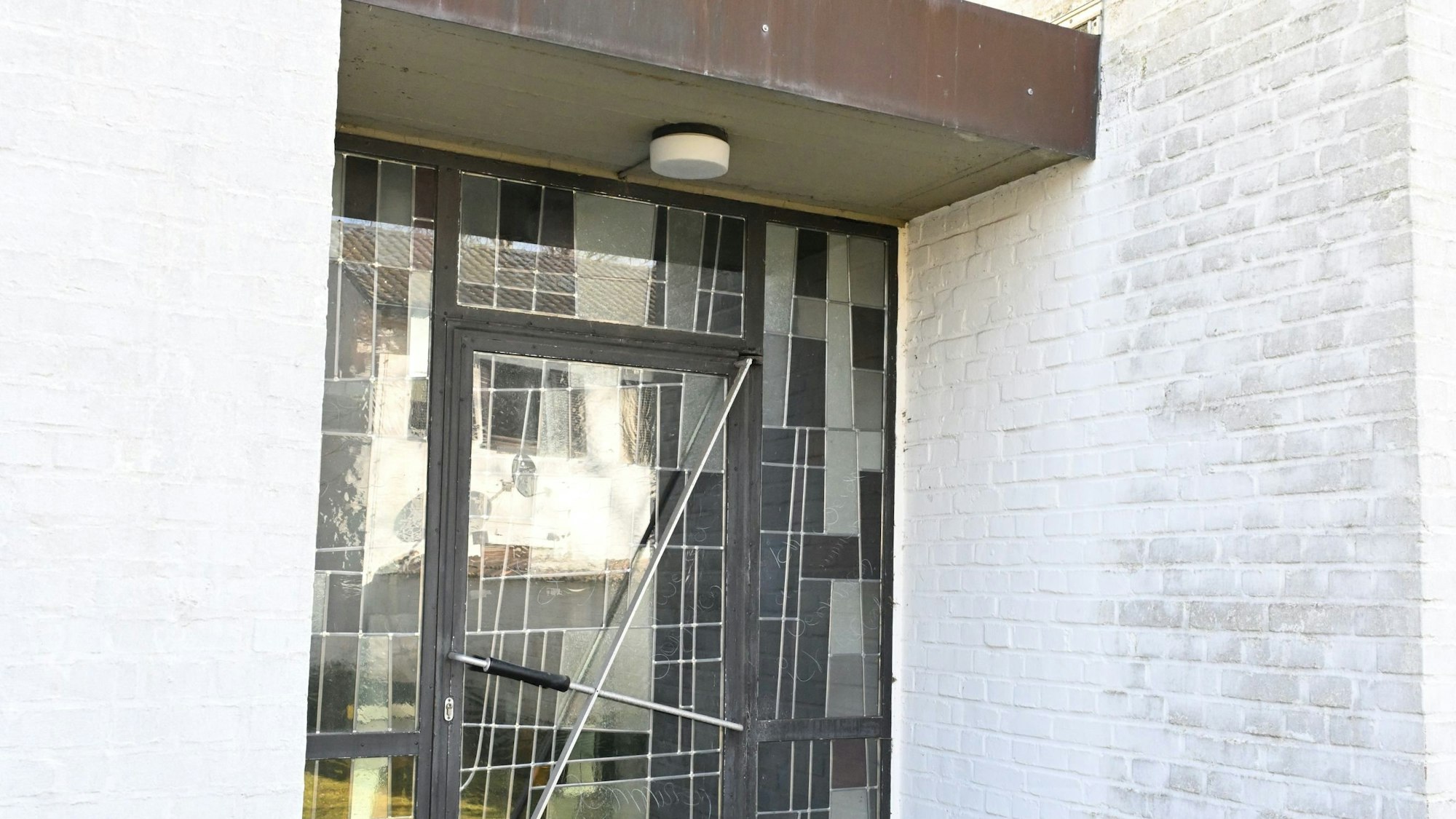 Die Eingangstür, bestehend aus Glasarbeit, ist zu sehen.