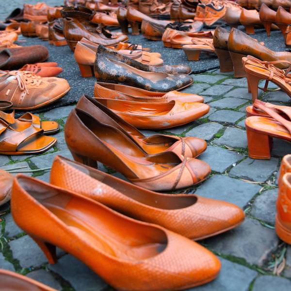 Orangefarbene Frauenschuhe symbolisieren Gewalt gegen Frauen und Mädchen - hier ausgestellt in Köln.