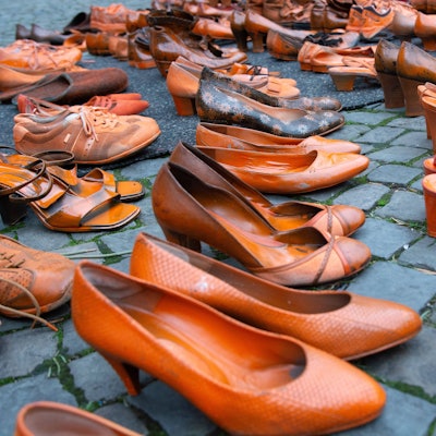 Orangefarbene Frauenschuhe symbolisieren Gewalt gegen Frauen und Mädchen - hier ausgestellt in Köln.