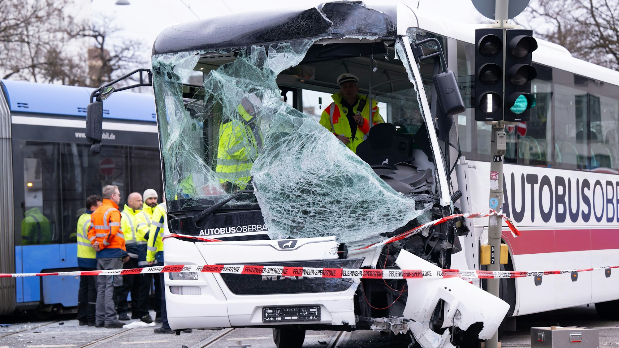 10.03.2025, Bayern, München: Ein Reisebus und eine Tram stehen nach einem Unfall auf der Straße.