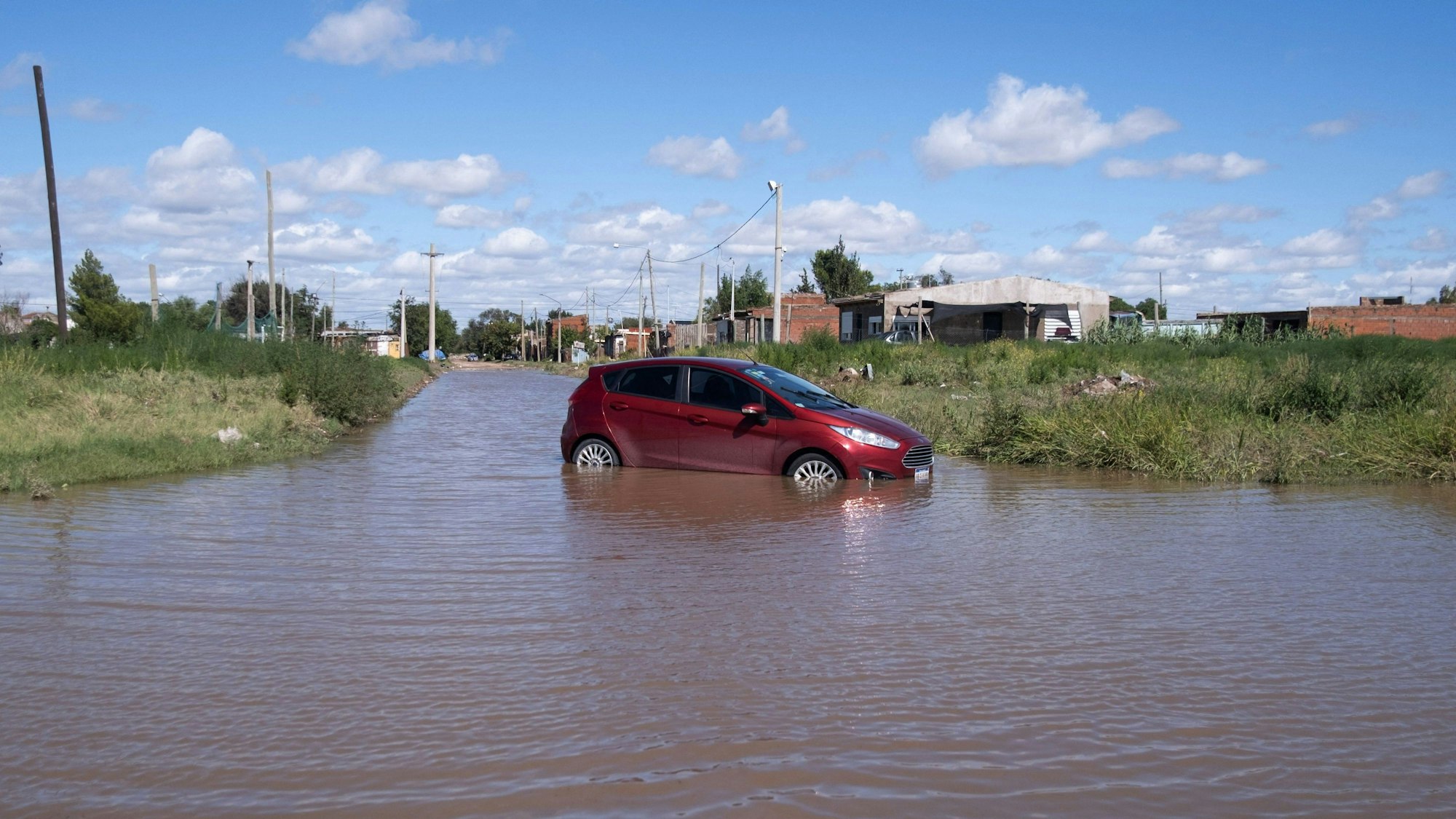 Ein Auto bleibt nach einem schweren Sturm in Bahia Blanca, Argentinien, am 8. März 2025 auf einer überfluteten Straße im Stadtteil Harding Green stehen.