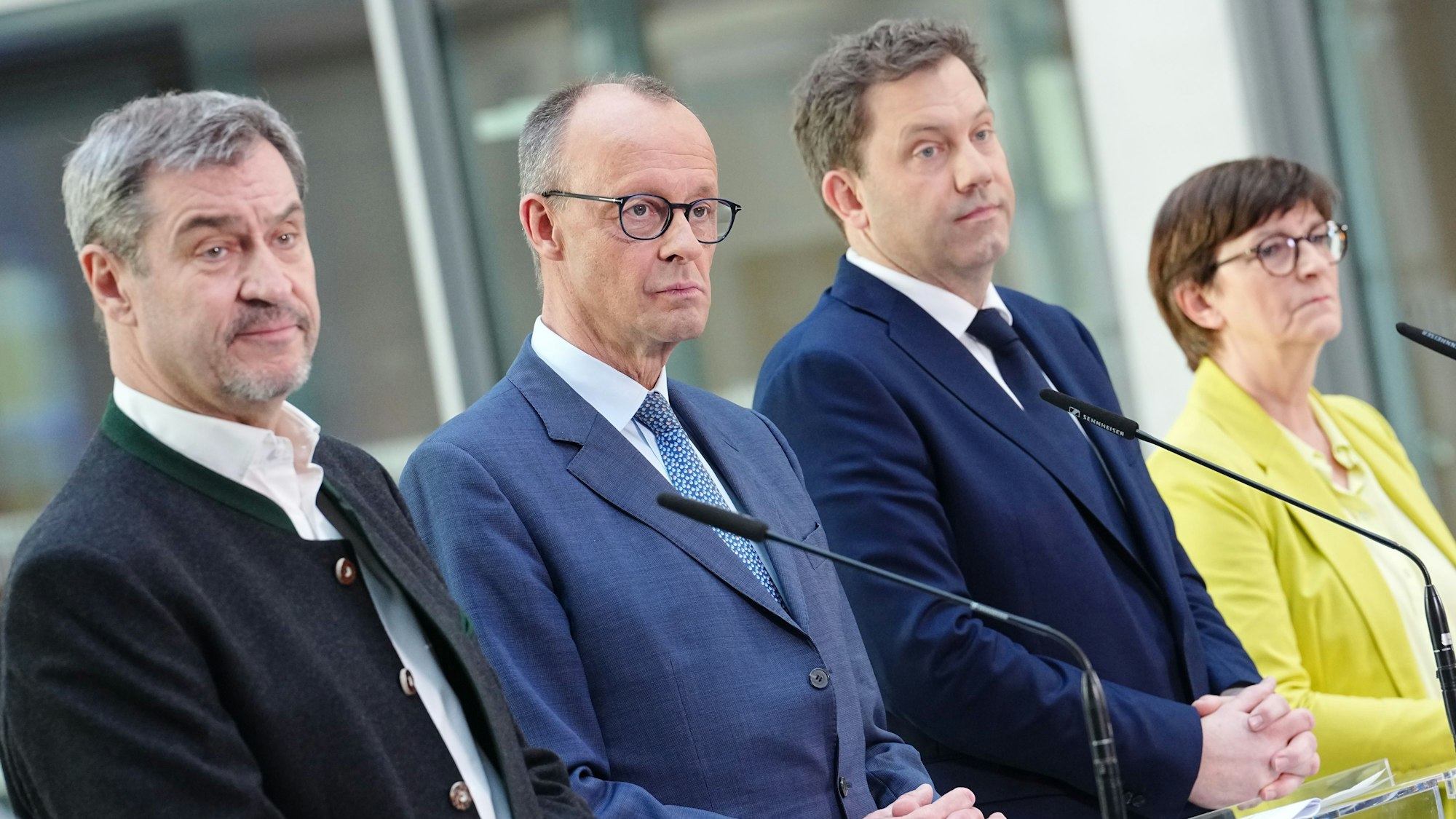08.03.2025, Berlin: Markus Söder, (CSU), Ministerpräsident von Bayern und CSU Vorsitzender, Friedrich Merz, Unions-Kanzlerkandidat und CDU-Bundesvorsitzender, Lars Klingbeil, SPD-Fraktions- und Bundesvorsitzender, und Saskia Esken, SPD-Bundesvorsitzende, nehmen an einer Pressekonferenz nach den Sondierungsgesprächen von Union und SPD im Bundestag teil.