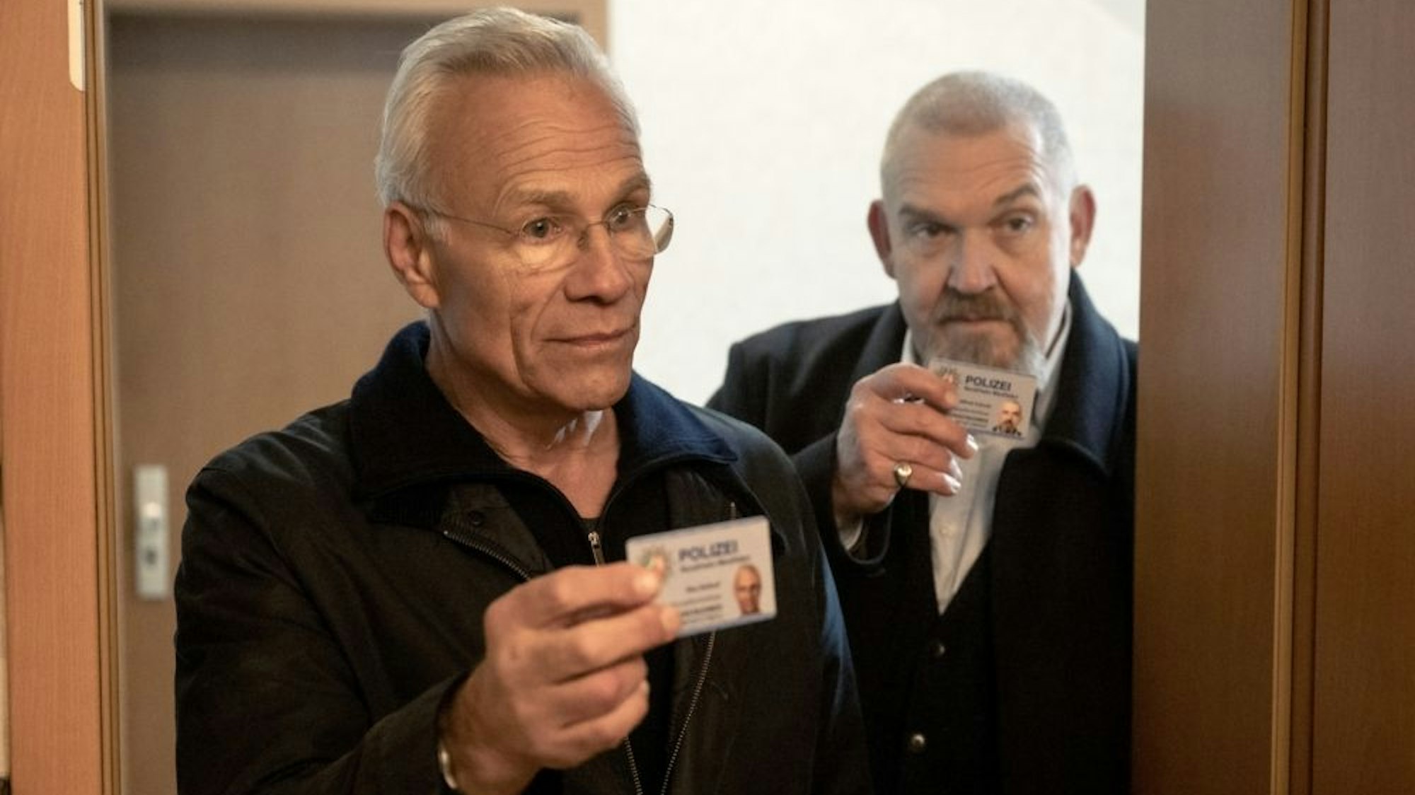 Max Ballauf (l., Klaus J. Behrendt) und Freddy Schenk (Dietmar Bär) gehören zu den beliebtesten Tatort-Ermittlern der Reihe. Hier sind sie im Tatort „Restschuld“ zu sehen.