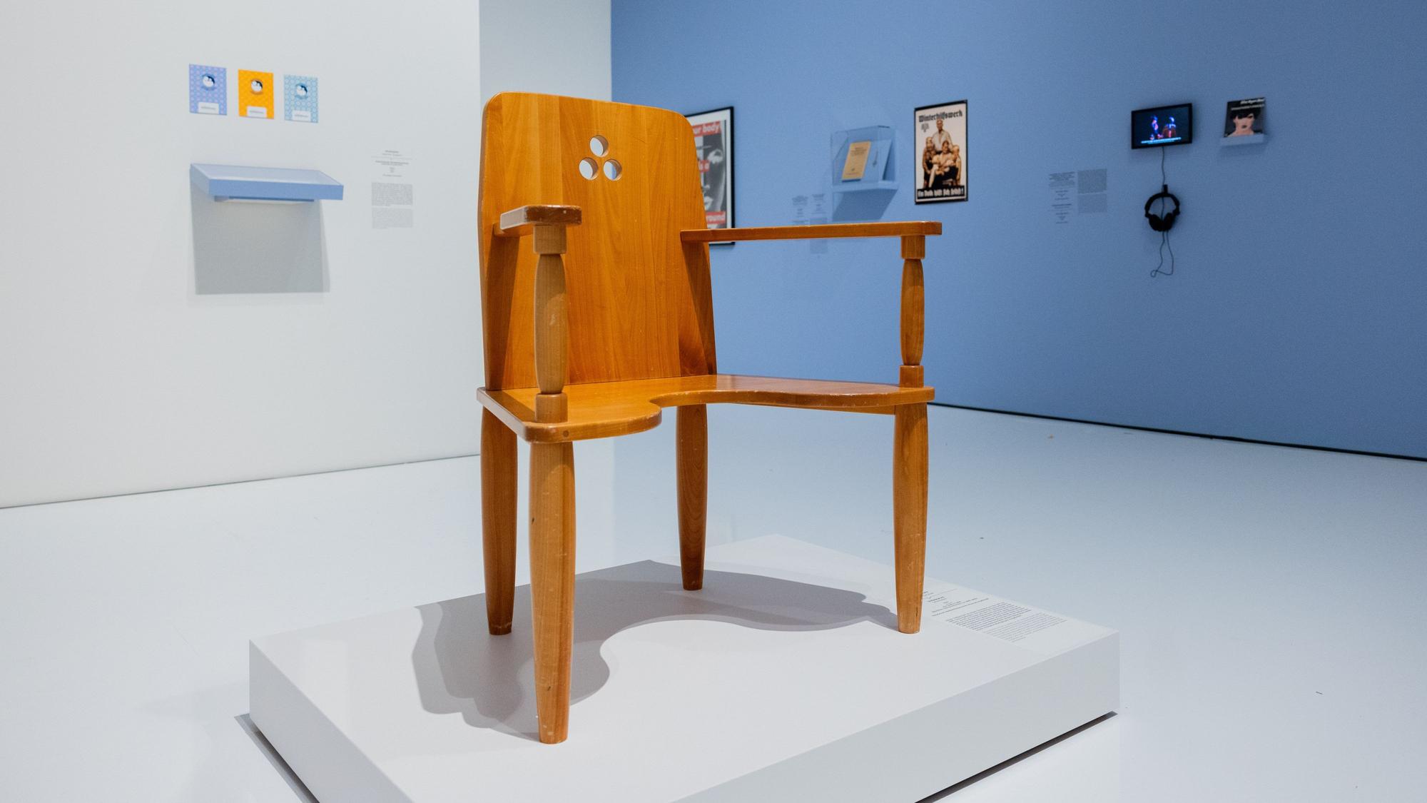 Ein Gebärstuhl (unbekannt) ist in der Ausstellung „Mama. Von Maria bis Merkel“ im Museum Kunstpalast zu sehen. Das Foto ist nur zur redaktionellen Verwendung im Zusammenhang mit der aktuellen Berichterstattung über die genannte Ausstellung und nur mit vollständiger Nennung des vorstehenden Credits.